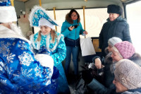 Дед Мороз и Снегурочка прокатились в маршрутке в одном из посёлков Хакасии