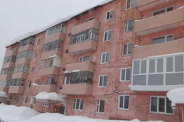 Не успели довезти до больницы: рабочий сорвался с крыши 5-этажного дома в Курагинском районе