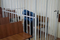 Жителя Минусинска, который хотел выбросить дочь из окна, заключили под стражу. Видео