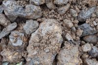 В Хакасии обнаружили складирование марганцевой руды вблизи реки