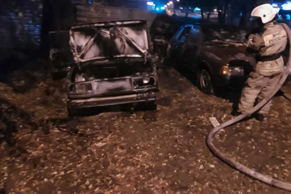 Два автомобиля сожгли на парковке в столице Хакасии
