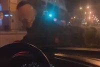 За катание на капоте авто оштрафовали жителей Хакасии