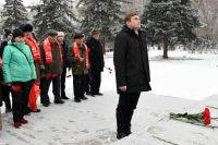 Глава Хакасии в честь годовщины революции возложил цветы к памятнику Ленина