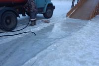 В Абакане восстанавливают ледовое покрытие на горках