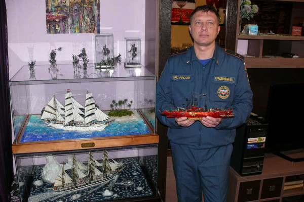 «Крузенштерн», «Адмирал Нахимов»: модели реальных кораблей собирает водитель службы пожаротушения из Минусинска