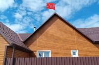 Знамя Победы на крыше дома установила Глава района Хакасии Войнова