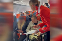 Выкурившая сигарету блондинка устроила дебош на борту самолета &quot;Москва - Абакан&quot;. Видео