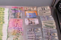 Доллары, евро и баты: таможенники пресекли незаконный вывоз валюты в Таиланд