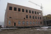 Два подрядчика быстрыми темпами строят новую школу в новом районе Абакана