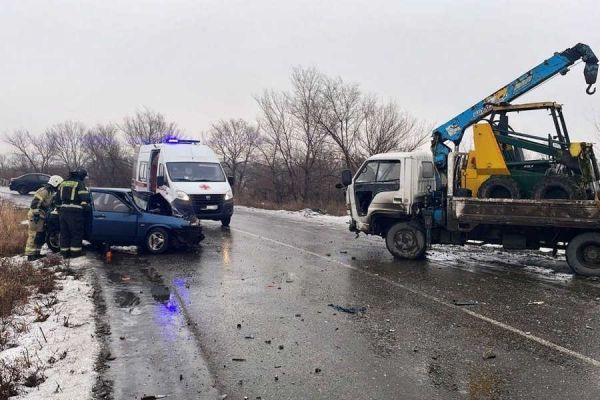 Водителя отечественного авто госпитализировали с места ДТП в Хакасии