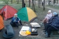 Скандал в Черногорске: жильцы аварийного общежития объявили забастовку и разбили палатки