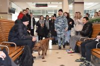 В Хакасии транспортные полицейские рассказали студентам о службе и предупредили о вредоносной информации