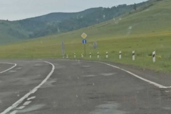 На федеральной трассе в Хакасии зияют дыры. О каком автотуризме вообще может идти речь?