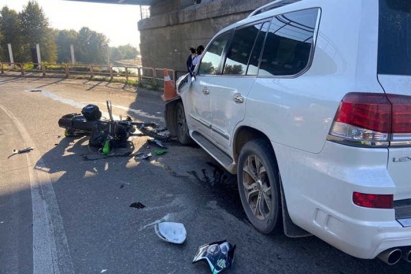 Велосипедист и мотоциклист попали под колеса авто в Хакасии