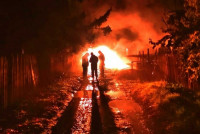 Трех человек вывели в дыхательных аппаратах из крупного пожара в Хакасии