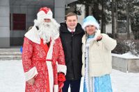 Дед Мороз, Снегурочка, шарики, розовый микрофон: в Хакасии вручили ключи от школьных автобусов