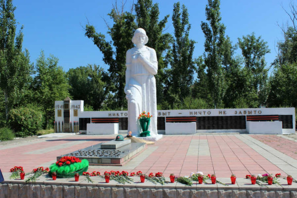 Подростки повредили таблички на мемориале «Вечная слава» в Хакасии