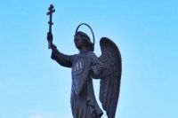 Стелу с ангелом открыли на Соборной площади Минусинска