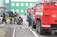 Серьезный пожар в культурно-досуговом центре: пожарные и военные провели совместные учения в Хакасии