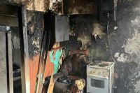 Мужчина и женщина смогли спасти из пожара в поселке Хакасии 80-летнюю бабушку