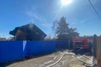 Четыре человека эвакуировались из горящего дома в Хакасии