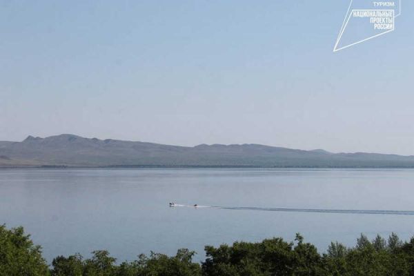 Бунгало, летнее кафе, пляжный кинотеатр появятся на озере Шира в Хакасии