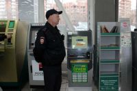 Мошенники даже вызвали такси: дежуривший у банкомата полицейский спас 80-летних бабушек от потери сбережений