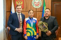 Глава Хакасии поздравил чемпионку России по вольной борьбе
