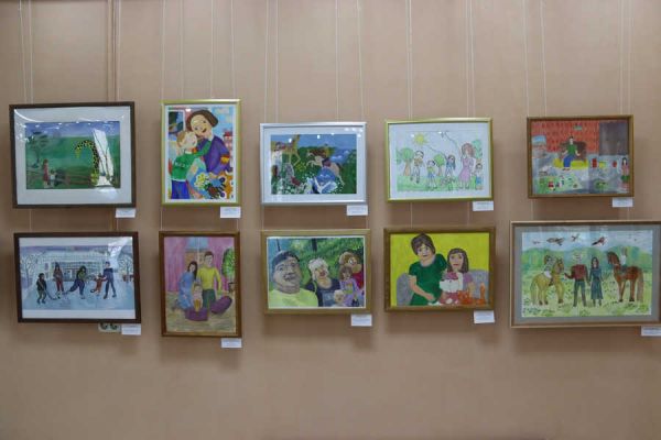В Абакане наградили победителей выставки-конкурса детского рисунка «Золотая кисточка»
