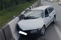 Автомобиль влетел в отбойник на трассе в Хакасии