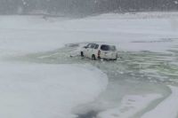 На водохранилище машина частично провалилась под лед