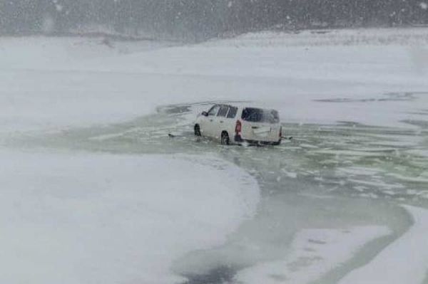 На водохранилище машина частично провалилась под лед