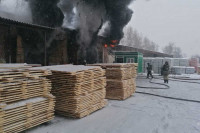 Склад со стройматериалами загорелся в Хакасии