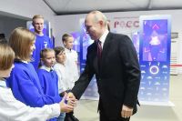 Владимир Путин посетил выставку «Россия» на ВДНХ и вручил награды волонтерам. Среди победителей - жительница Хакасии