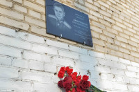 На фасаде школы в Абакане открыли мемориальную доску в память о погибшем в ходе СВО Егоре Кадочникове