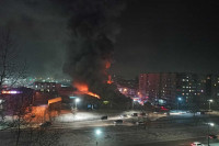 Крупный пожар в Минусинске: горят павильоны в центре города