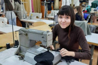 Студенты-дизайнеры и преподаватели из университета Хакасии шьют балаклавы для участников СВО на Украине