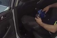 В Хакасии нетрезвый водитель прятался от полицейских на заднем сиденье авто