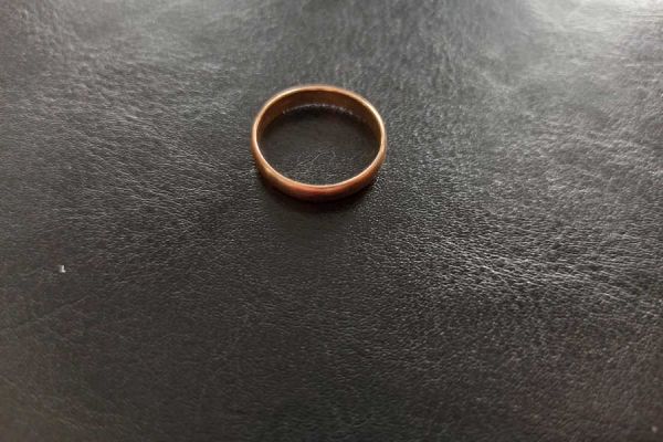 Поклонник оставил жительницу Хакасии без золотого кольца