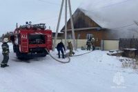 Сосед и прохожие спасли из горящего дома в Хакасии женщину и ребенка