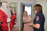 Полицейский Дед Мороз из Хакасии сотворил чудо для подруг-пенсионерок