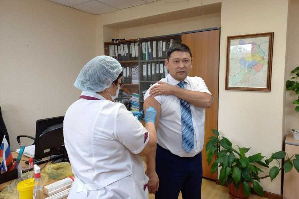 Чиновников Правительства Хакасии массово вакцинировали от гриппа. Где поставить прививку обычным гражданам?
