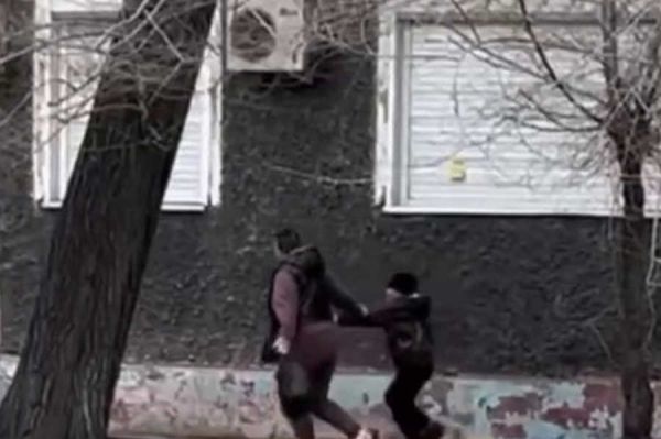На видео запечатлели, как мать из Хакасии избивает на улице маленького ребенка