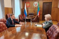 Глава Хакасии встретился с председателем Общественной палаты республики