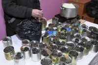 Сотрудники и осужденные колонии Хакасии изготавливают окопные свечи для бойцов СВО