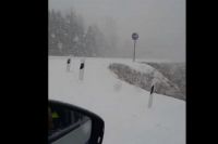 Снегом завалило трассу на Красноярск. Видео