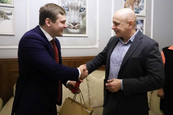 Члены парламента Хакасии во главе с Соколом что-то подарили Валентину Коновалову