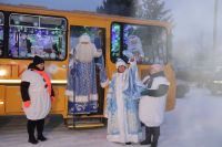 Автобус Деда Мороза продолжает свой гастрольный тур по Алтайскому району Хакасии