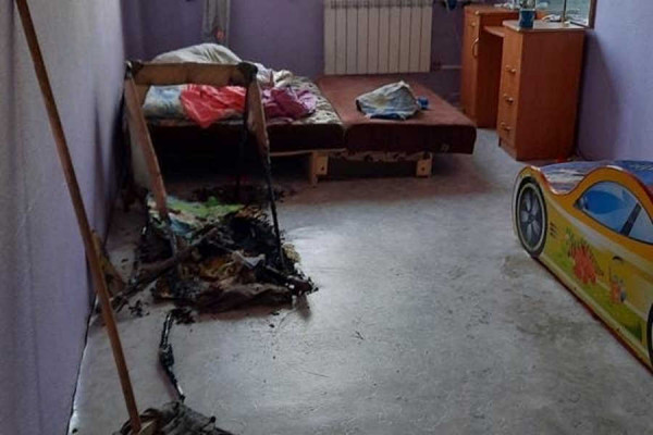 Кроватка с 8-месячным ребенком загорелась в Красноярском крае