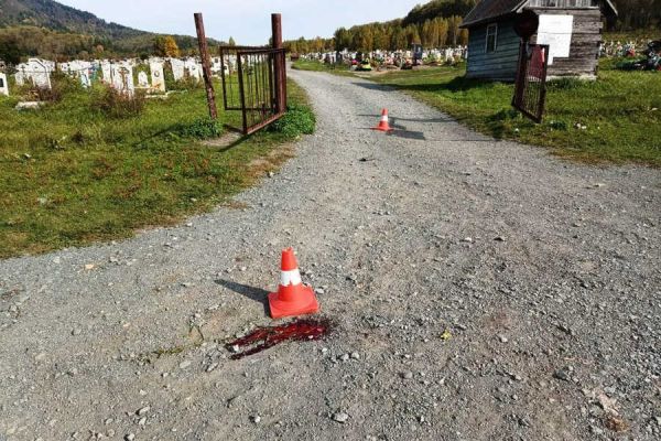 Муж случайно сбил жену на кладбище в Хакасии